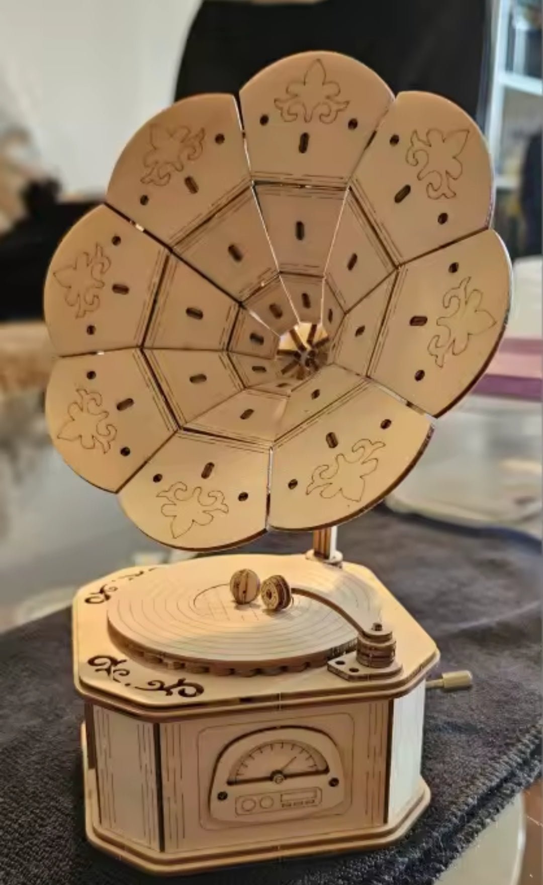 3D grojančio gramafono dėlionė iš medžio – ekologiškas medinis žaislas iš ekozaislai.lt