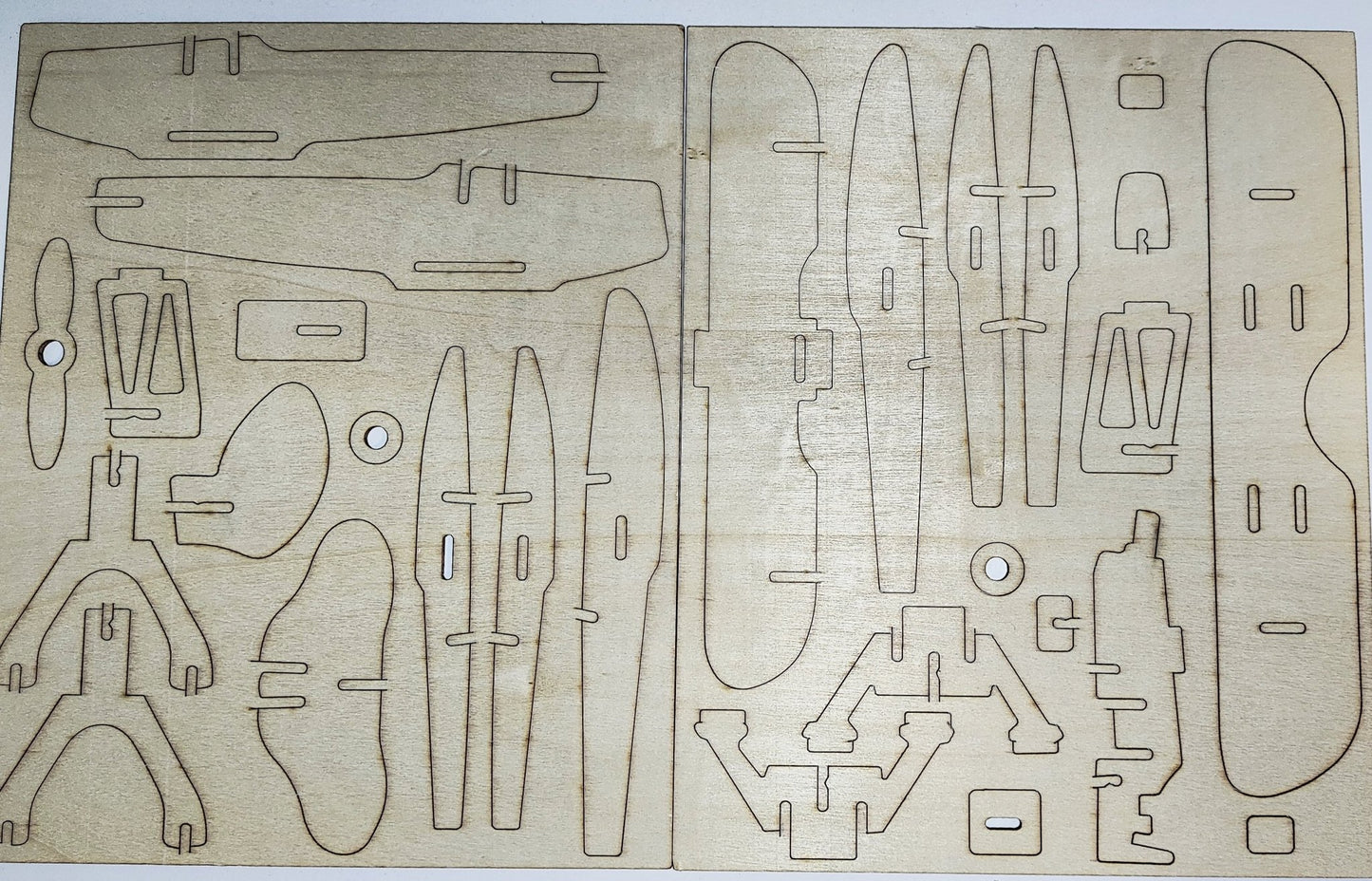 3D lėktuvo dėlionė iš medžio – ekologiškas medinis žaislas iš ekozaislai.lt