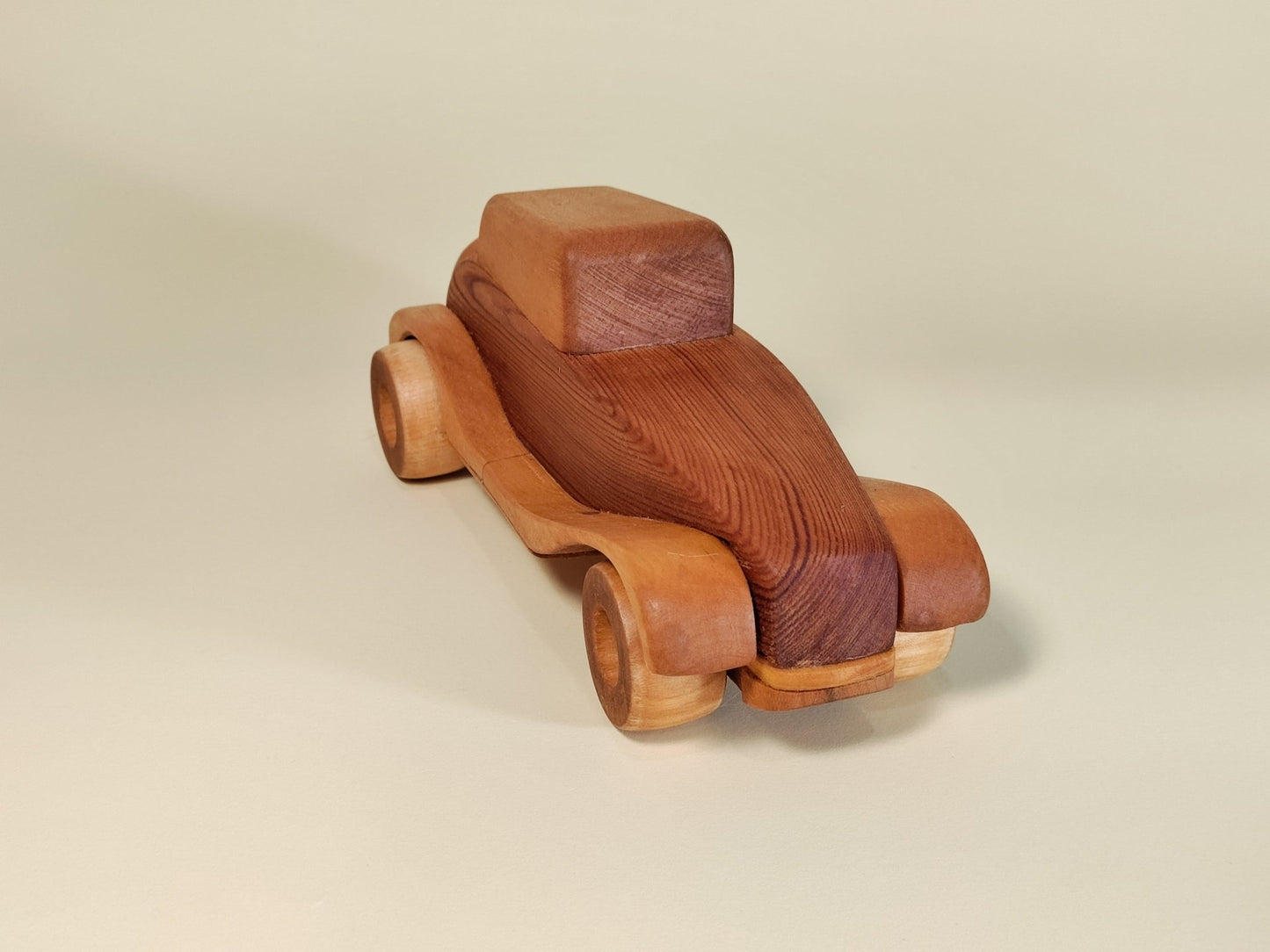 Rankų darbo medinis retro automobilis – ekologiškas medinis žaislas iš ekozaislai.lt