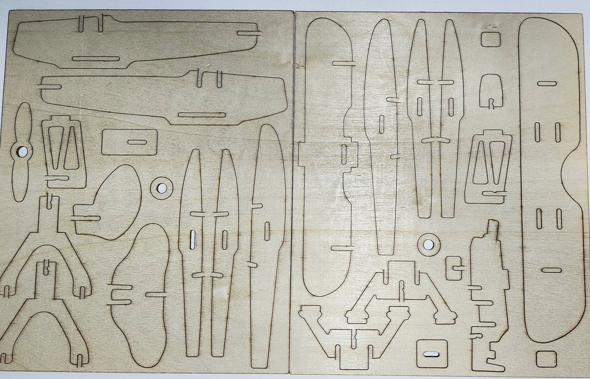3D lėktuvo dėlionė iš medžio – ekologiškas medinis žaislas iš ekozaislai.lt