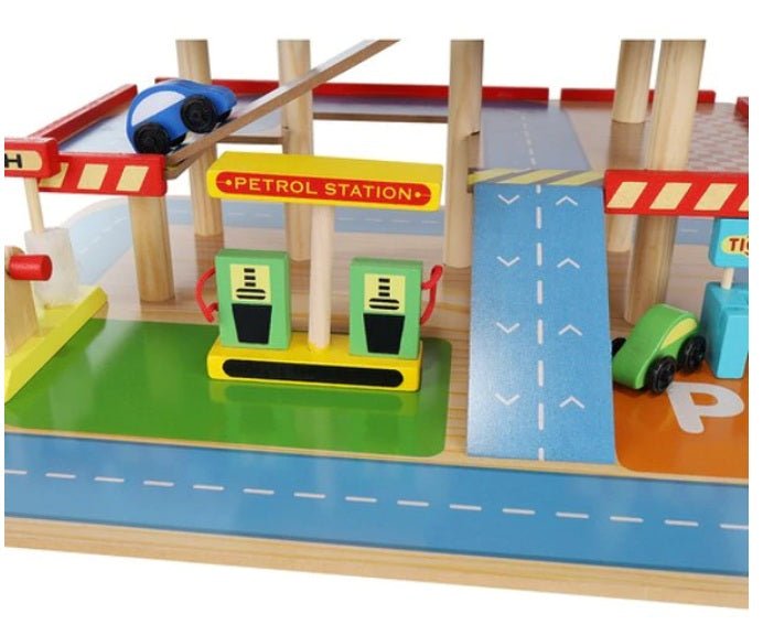 Medinis garažas su liftu KRUZZEL | Medinis lavinamasis žaislas – ekologiškas medinis žaislas iš ekozaislai.lt