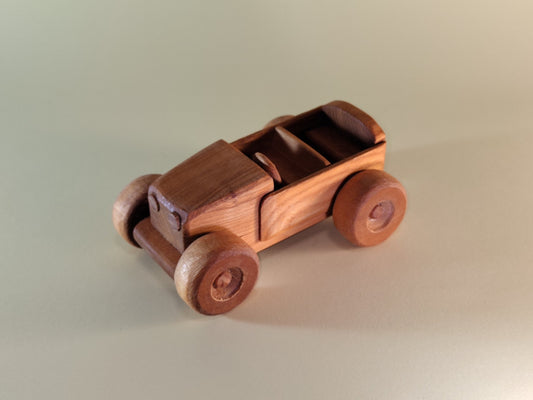 Rankų darbo medinis mažas automobiliukas – ekologiškas medinis žaislas iš ekozaislai.lt